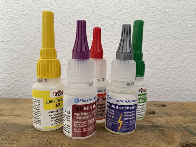 Selection of instant glues that we can recommend for a glued hoof protection
