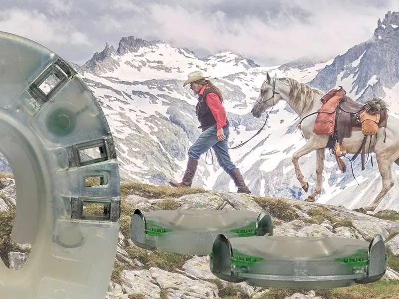 cavalier de randonnée traversant les Alpes et fer spécial avec bordure en acier