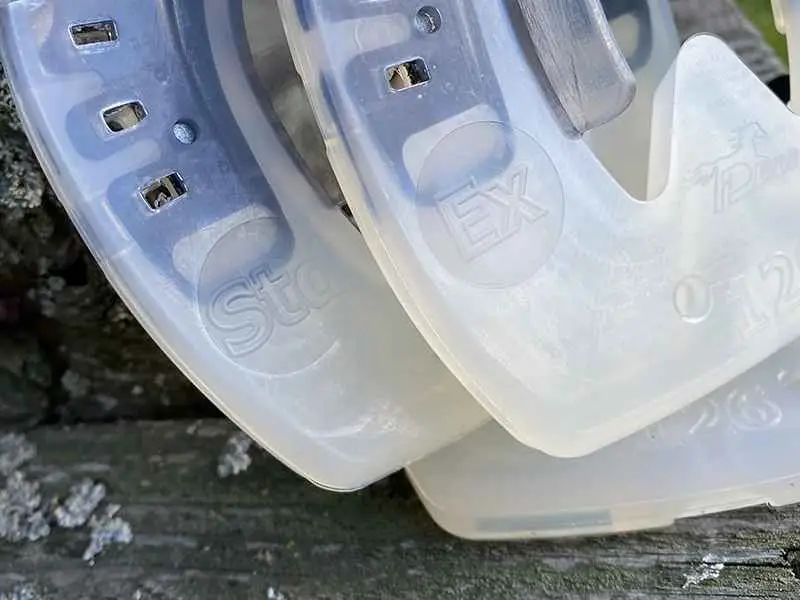 Herradura compueasta económica con pestañas laterales y perfil - lado del casco del Basic Standard y Extra en comparación