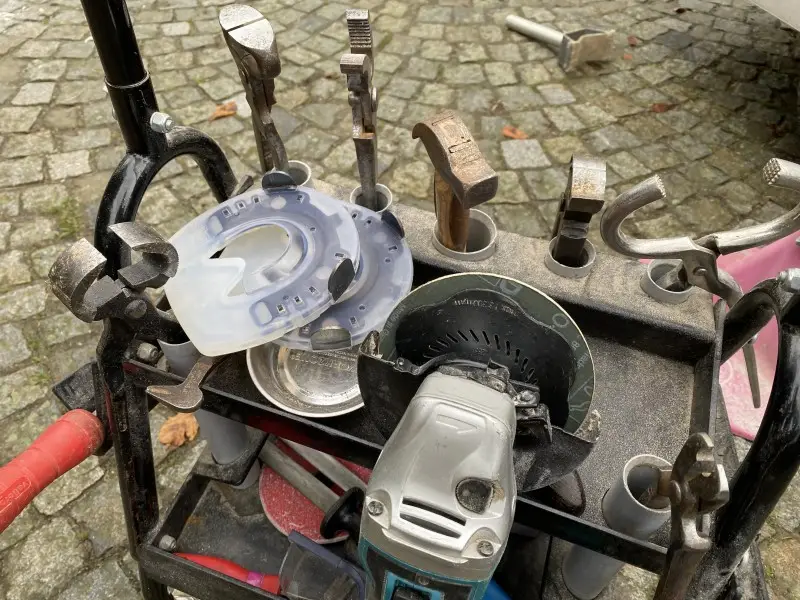 Herramienta de herrador y protección económica para los cascos: el Basic