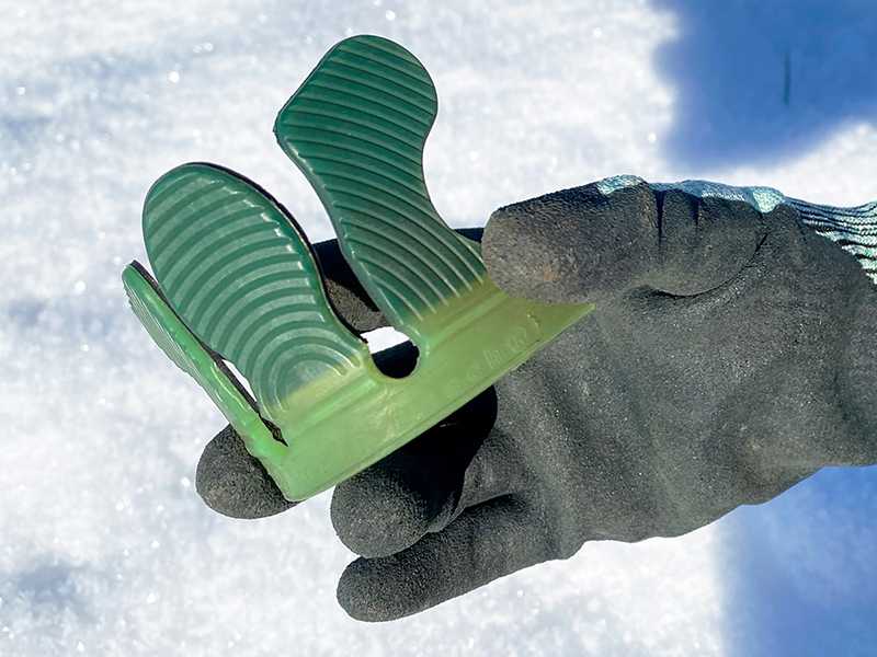 soft version of the Wolf Busch® glue tabs in hand in winter