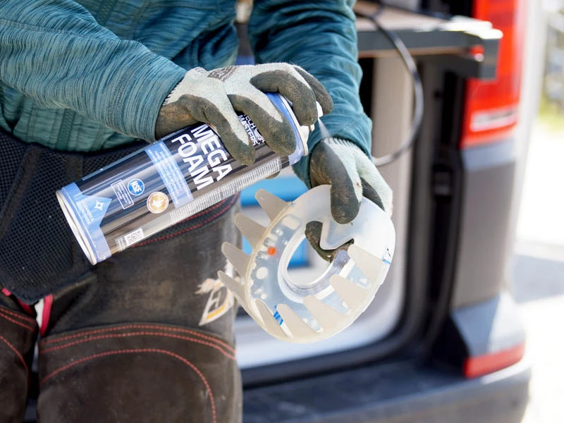 One of the final steps before gluing: The farrier degreases the glue-on unit with MEGA FOAM cleaner.