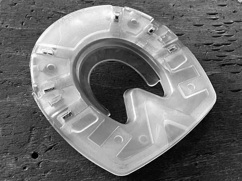 Horseshoe with stronger profile in plastic casing