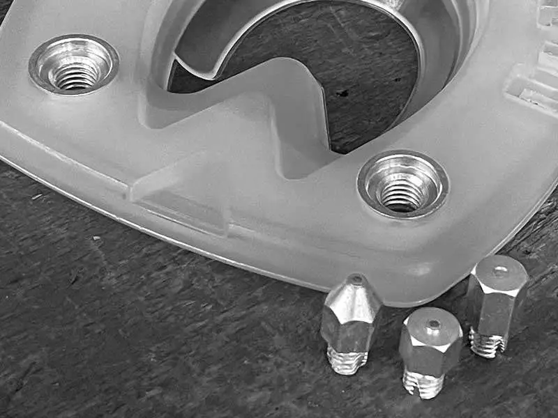 Rosca estable en el núcleo metálico de una herradura compuesta y ramplones adecuados