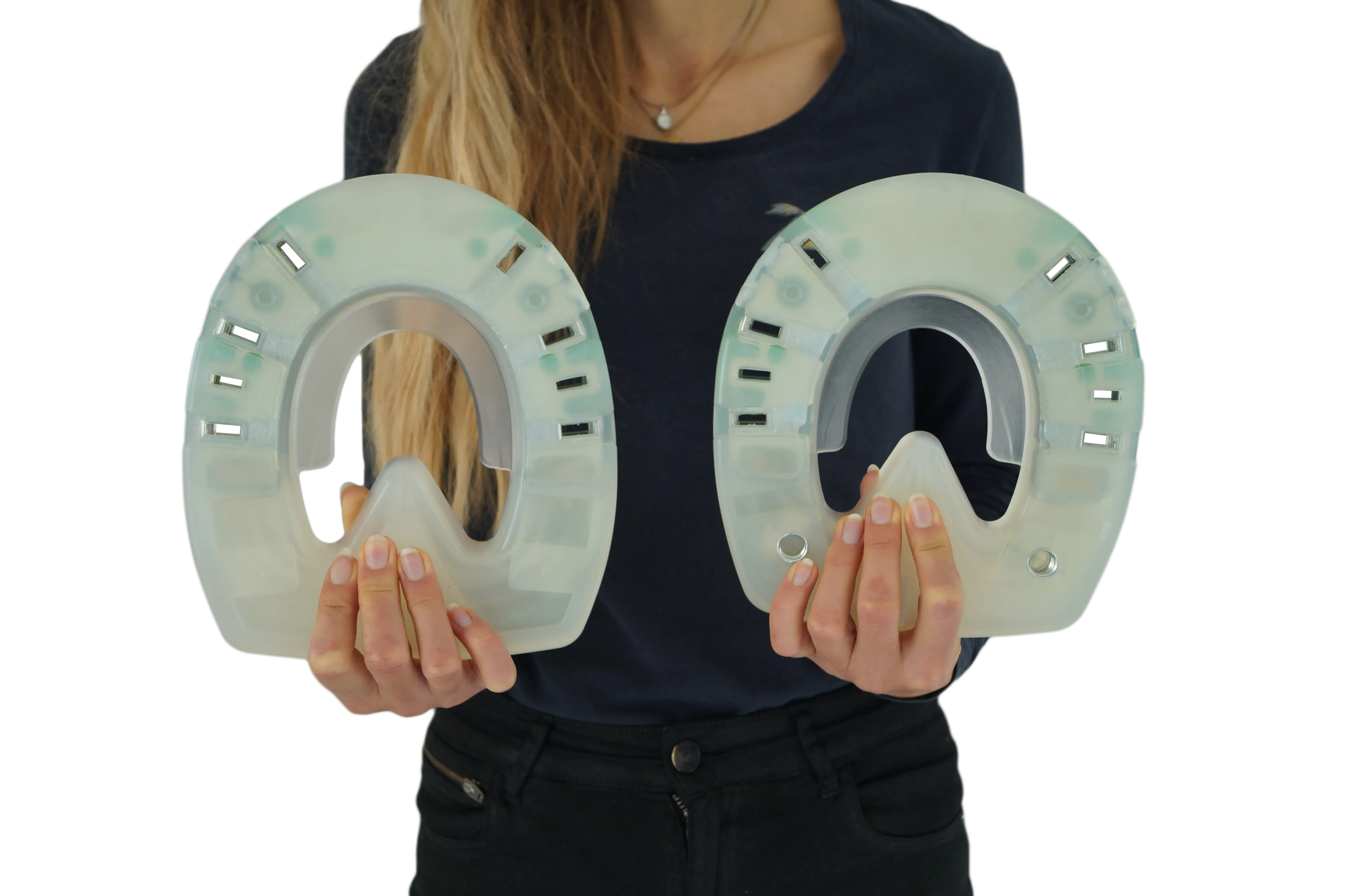 una mujer presenta los herraduras en talla 198mm para cascos grandes de caballos de sangre fría