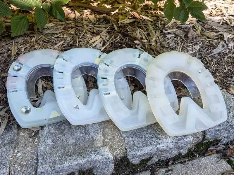 Shock-absorbing draft horse shoes in various versions, with and without a metal core, at a glance.