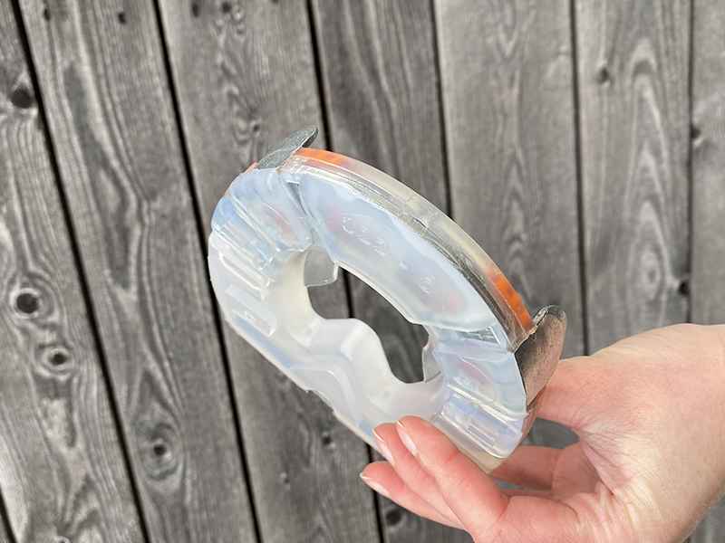 Herraje de plástico con núcleo metálico y refuerzo de acero en la lumbre