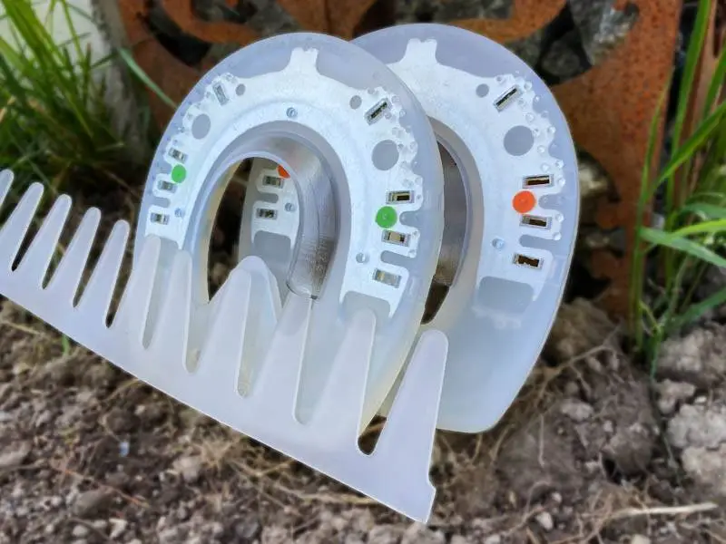 The nailless horse shoe and an glue-on collar are placed on a metal plate