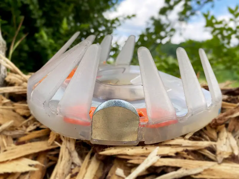 clipped glue-on shoe with a split adhesive collar divided into three parts.