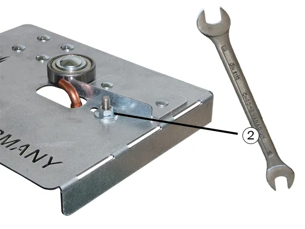 Imagen informativa sobre la correcta colocación de la pistola de aire caliente en la placa de soldadura utilizando una llave fija doble.