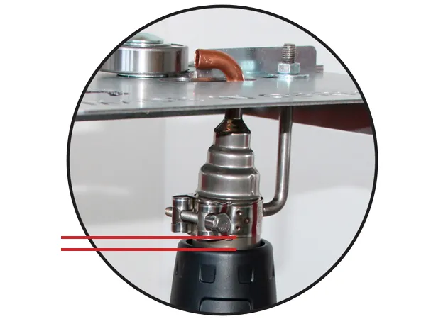 Imagen informativa que muestra que la boquilla del equipo de aire caliente debe colocarse correctamente en el dispositivo de soldadura y no debe fijarse hasta el tope.
