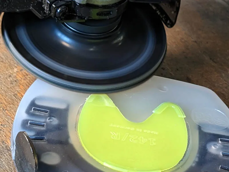 el herrador elimina los ganchos sobresalientes del protector del suelo