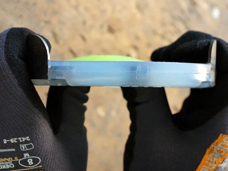 El herrador presiona el protector de suela y verifica la estabilidad de la soldadura entre el Hoof Sole Protector y la herradura