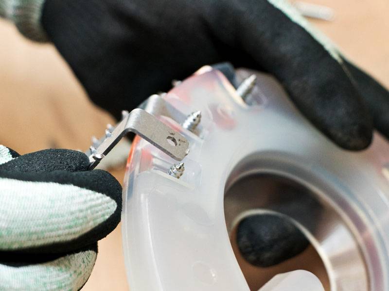 the farrier places the cast hook onto the screw inserted through the nailing slot of the horseshoe