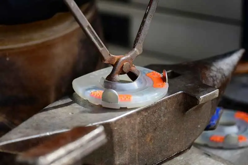 Modificación: Ensanchar una herradura compuesta con ayuda de unos tenazas