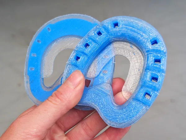 Ferrures pour poney en plastique et crampons ressemblant aux inserts en carbure de tungstène des fers afin d'offrir une meilleure adhérence.