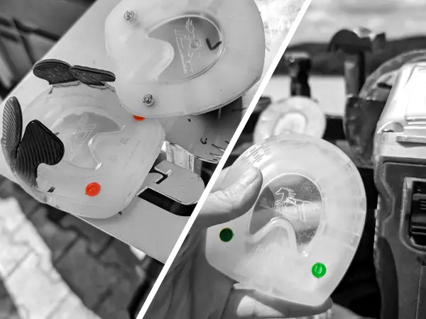 Montage de ferrures pour poneys avec des points orange pour une utilisation de l'automne au printemps et avec des points verts pour une utilisation en été. Les ferrures pour poneys sont posées sur un dispositif permettant de souder des languettes de collage.