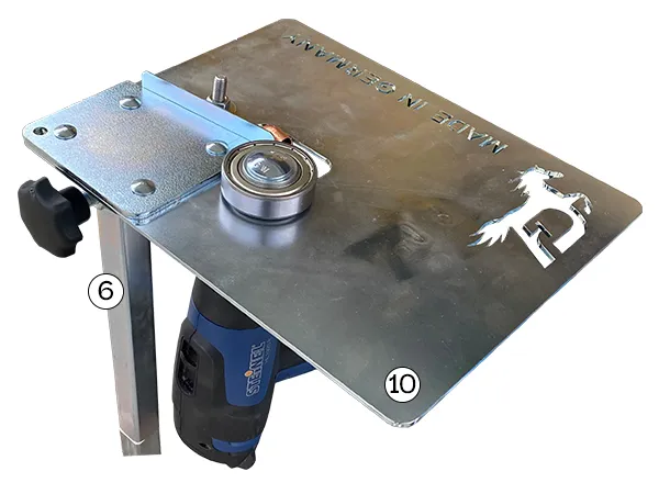 Imagen informativa que muestra cómo debe fijarse la placa de soldadura del dispositivo de soldadura al tubo de soporte junto con la pistola de aire caliente y la boquilla reductora.