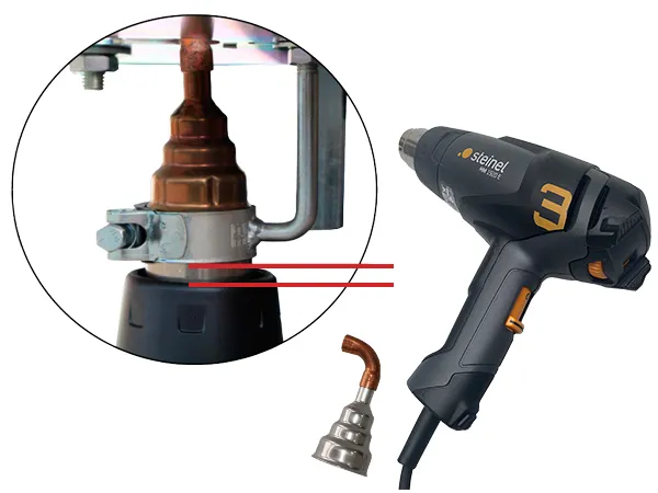 Imagen informativa que muestra que el ventilador del equipo de aire caliente debe colocarse correctamente en el dispositivo de soldadura y no debe fijarse hasta el tope. Junto a ello se muestran la Steinel HeatMatic 1920 E y una boquilla reductora con accesorio especial.