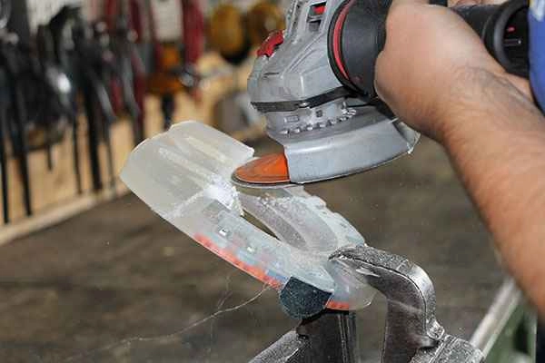 Modification of a horseshoe: Grinding an increased profile with an angle grinder.