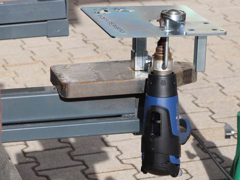 device for plastic welding of glue-on horseshoes with hot air gun clamped in the anvil 