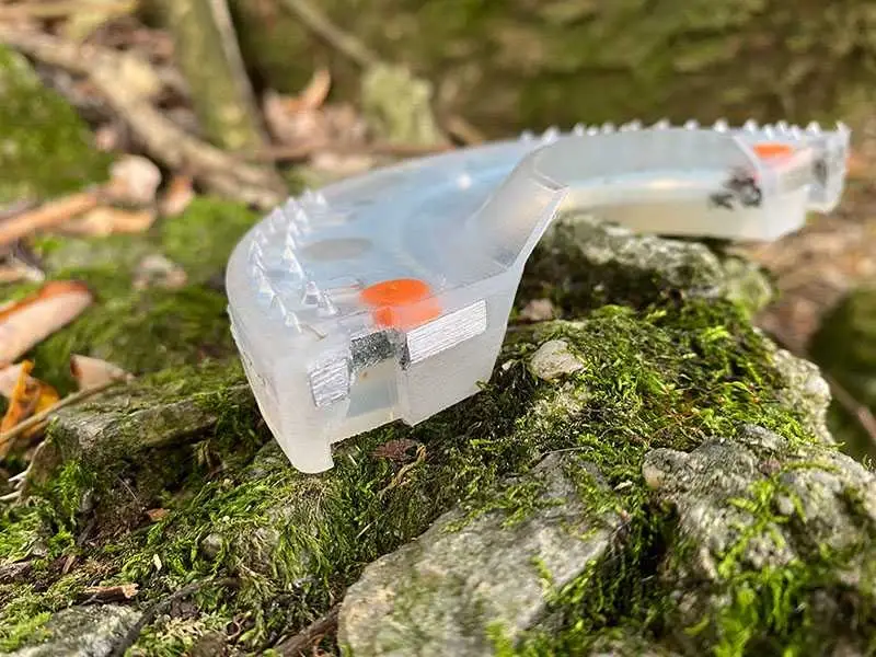 cross-section of a composite horse shoe with plastic sheath and metal core without knob arrays
