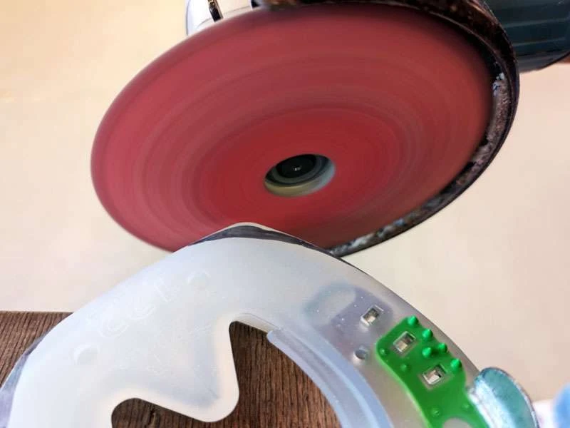 Un maréchal-ferrant ponce un fer à cheval alternatif avec une meuleuse d’angle et un disque fibre de la marque PFERD.